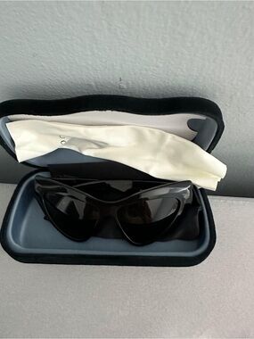 Gucci Black Cat-Eye Sunglasses with Gold Logo
